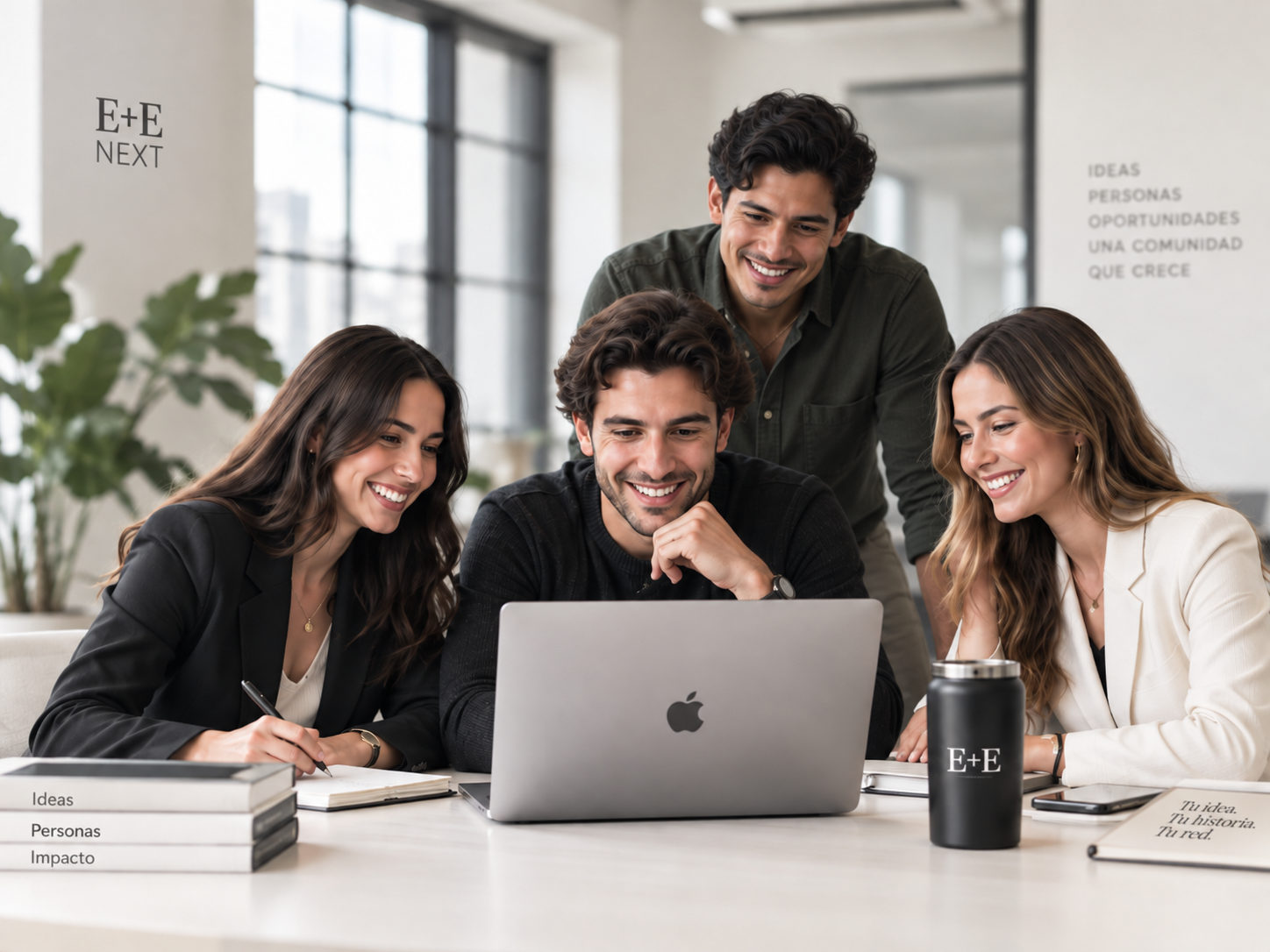 Jóvenes emprendedores colaborando
